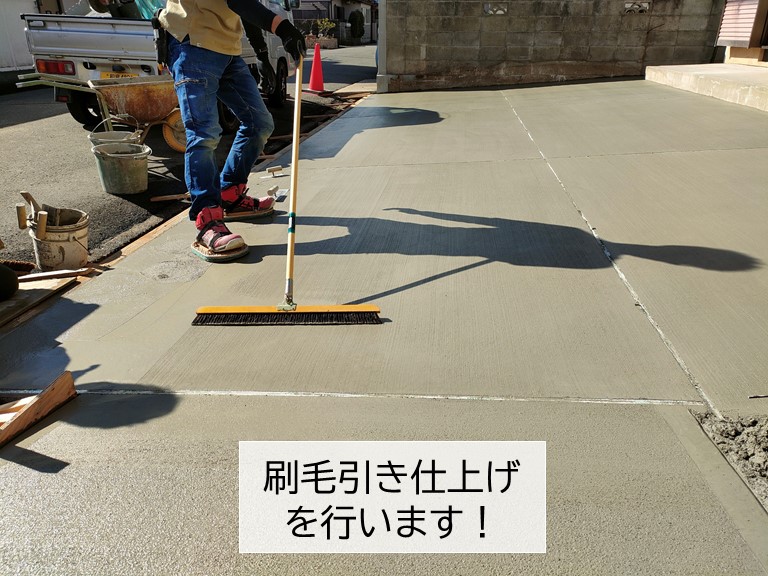 貝塚市の外構に打設したコンクリート土間を刷毛引き仕上げします