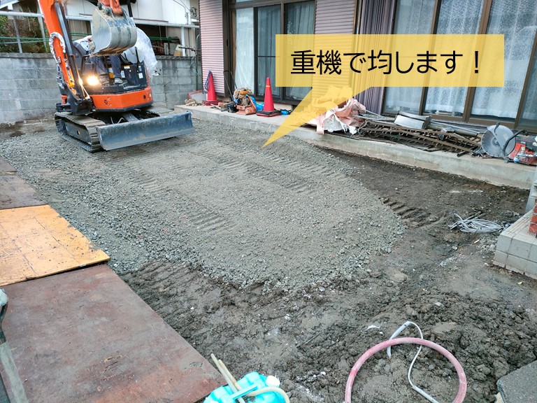 貝塚市の外構に敷いた砕石を均します