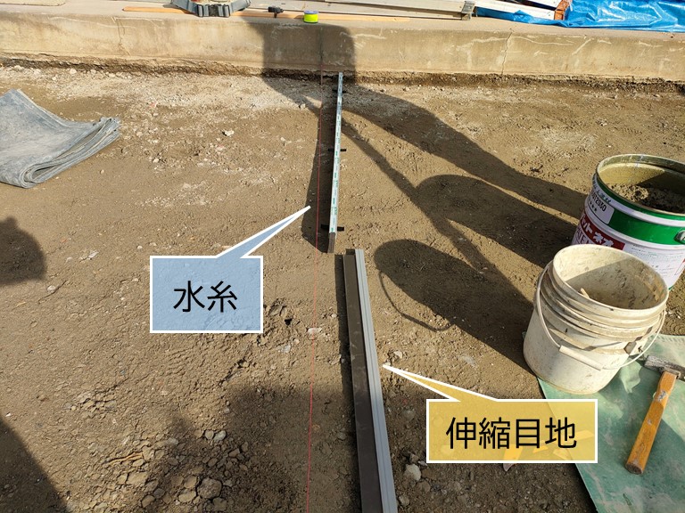 貝塚市の外構に水糸を張って伸縮目地を設置します