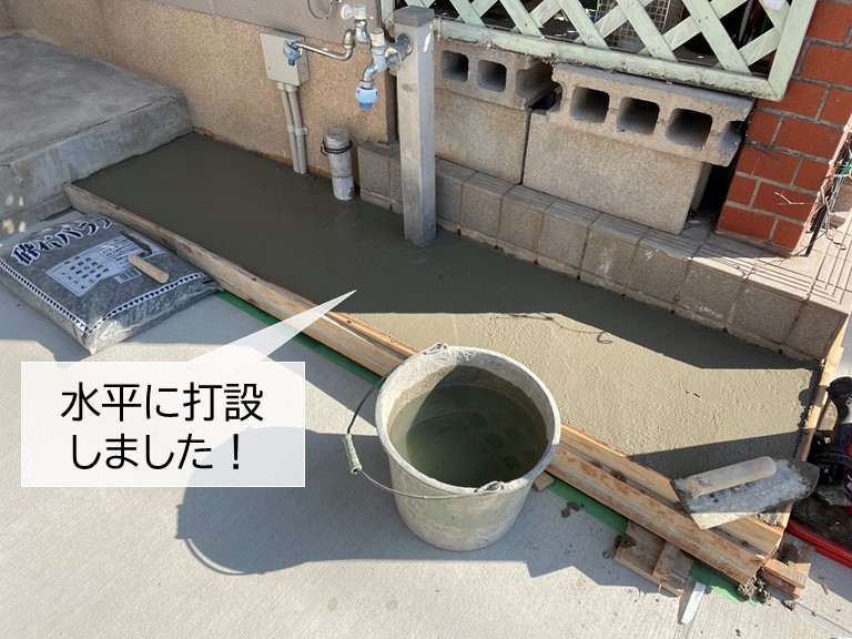 貝塚市の外構に洗い場を水平に打設