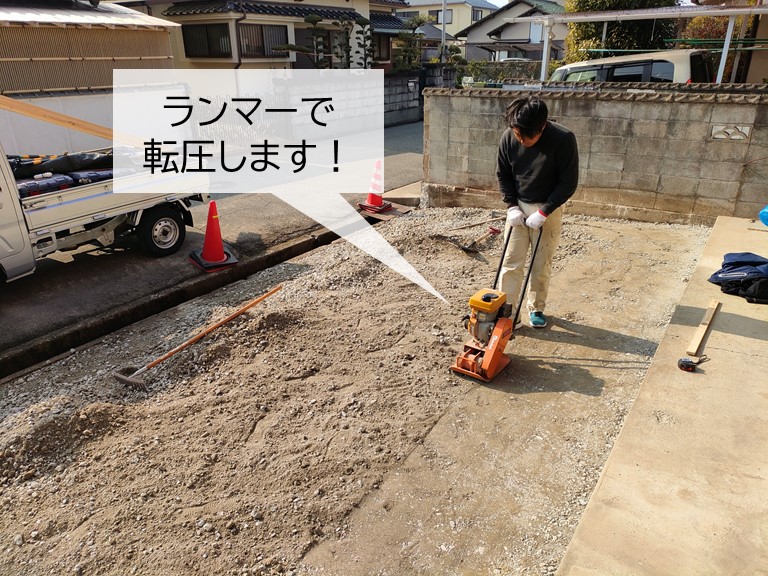貝塚市の外構の土間をランマーで転圧します