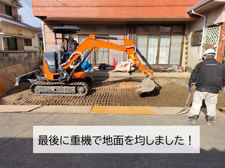 貝塚市の外構の地面を重機で均しました