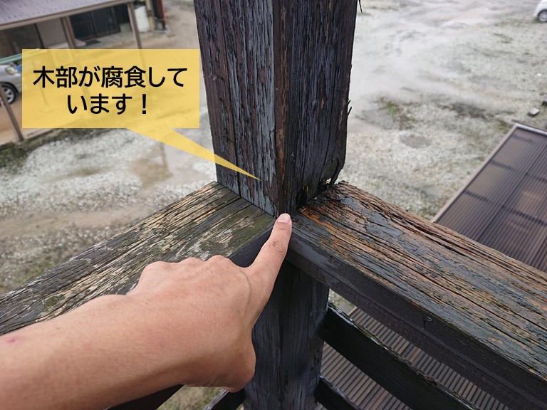 貝塚市の木製のベランダが腐食しています