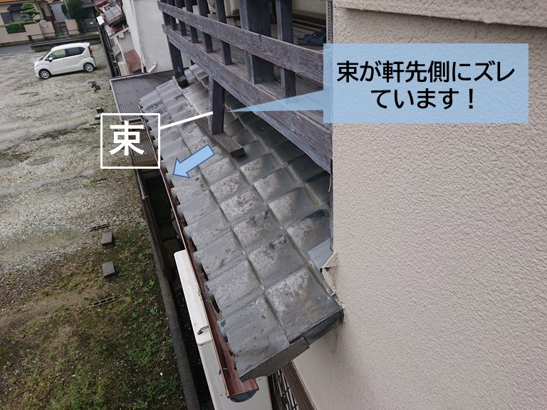 貝塚市の木製のベランダの束が軒先側にズレています