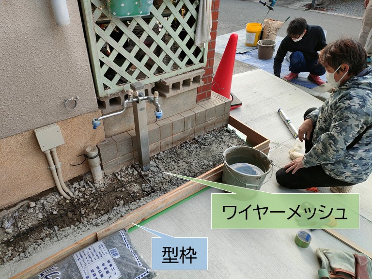 貝塚市の洗い場設置で型枠とワイヤーメッシュを設置