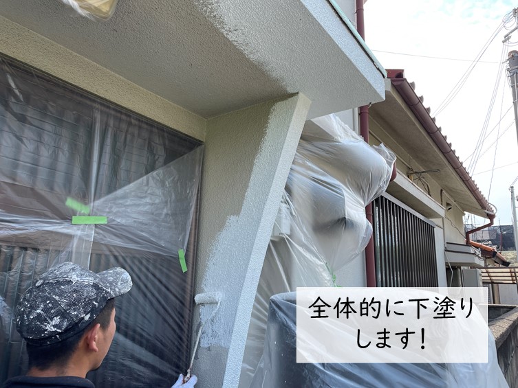 貝塚市の玄関庇を下塗り