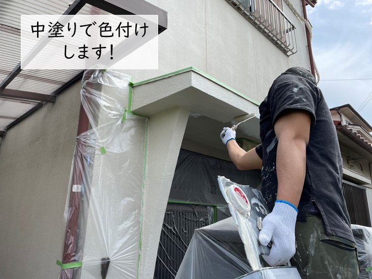 貝塚市の玄関庇を中塗り