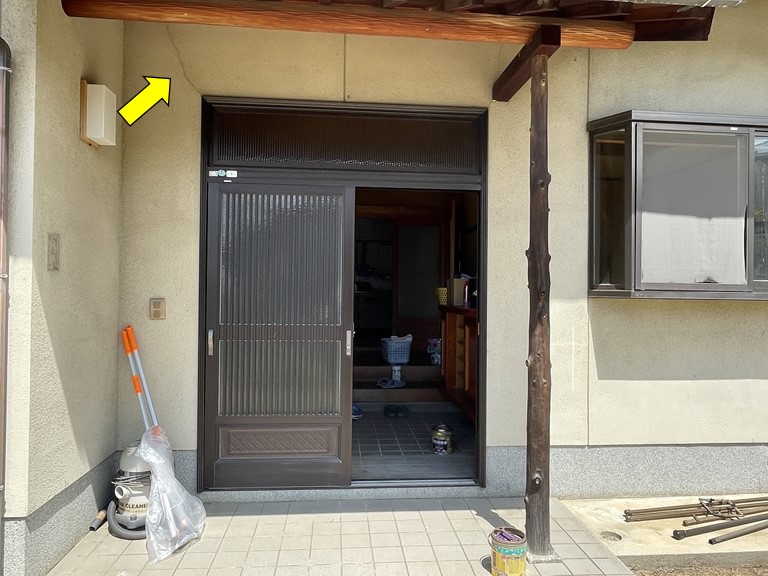 貝塚市の玄関横のひび割れ