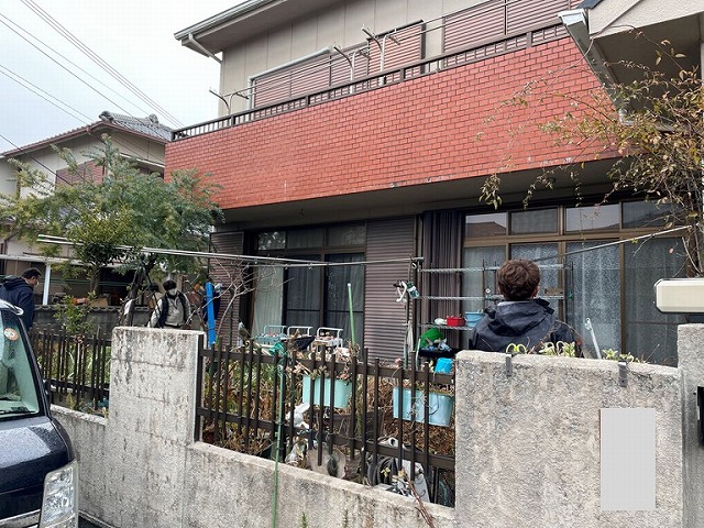 貝塚市の軒天・ベランダ解体前