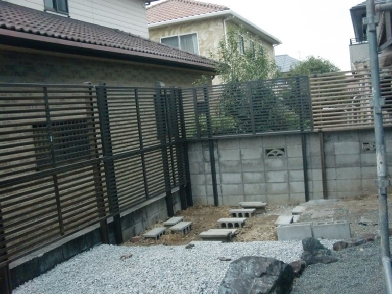 阪南市で南側境界フェンス取付