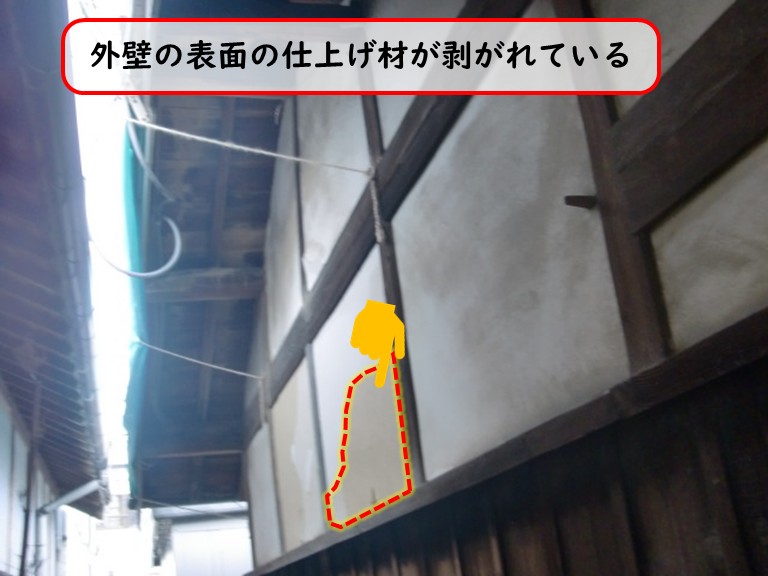 阪南市で外壁の表面の仕上げ材が剥がれている