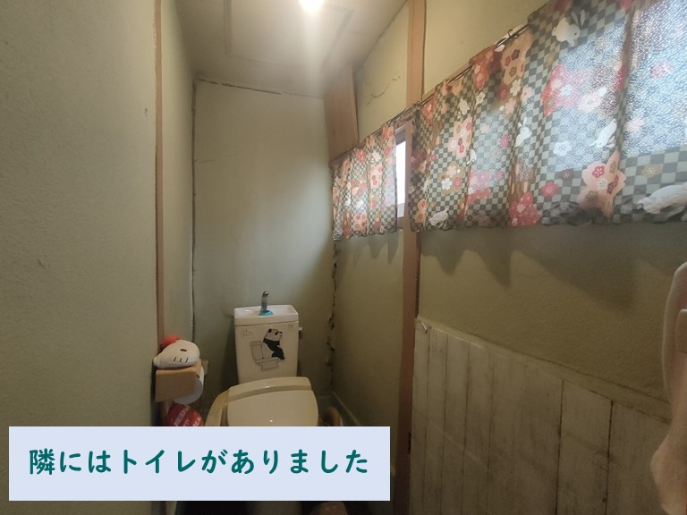 阪南市で被害のある外壁の隣にトイレがあった