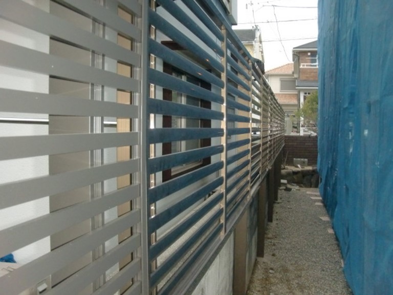 阪南市で西側境界フェンス修理後