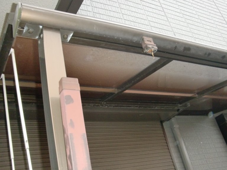 阪南市の1階テラス前の雨樋破損