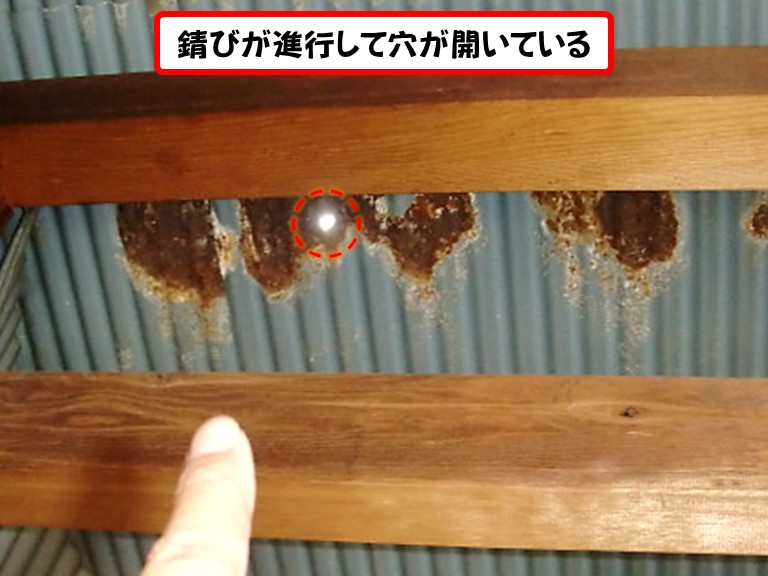 阪南市錆びが進行して穴が開いている