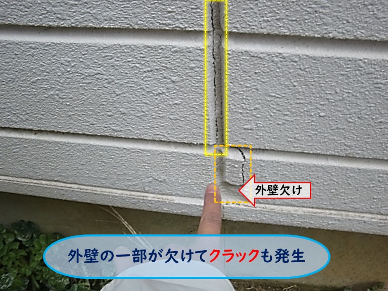 高石市で外壁の一部が欠けてクラックも発生