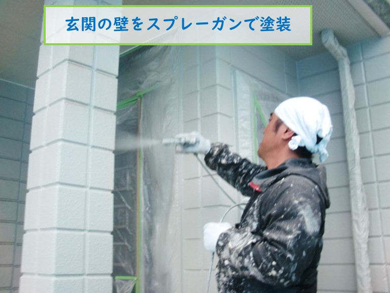 高石市で玄関の壁をスプレーガンで塗装