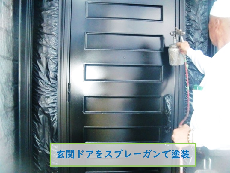 高石市で玄関ドアをスプレーガンで塗装