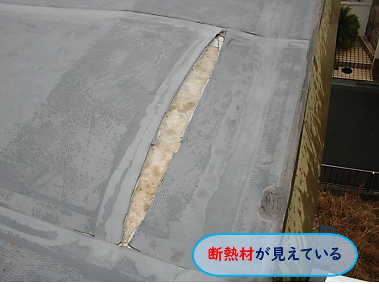 高石市で陸屋根の断熱材が見えている