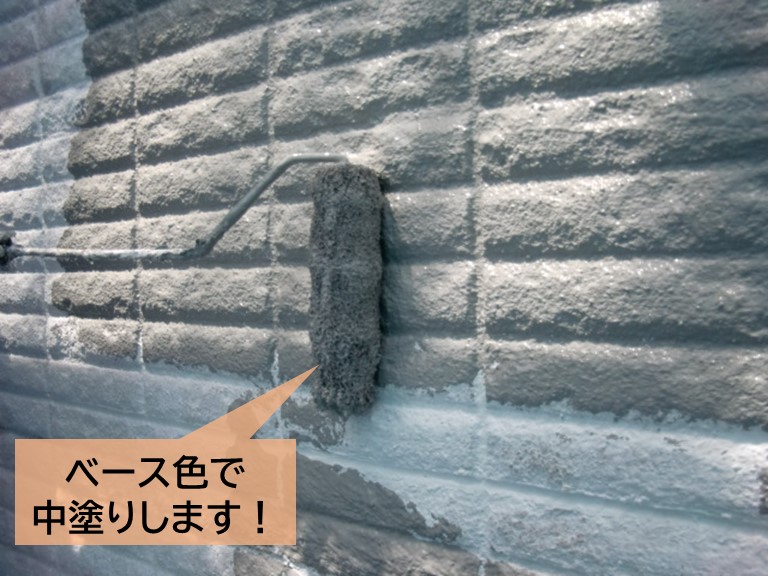 高石市の外壁をベース色で中塗り