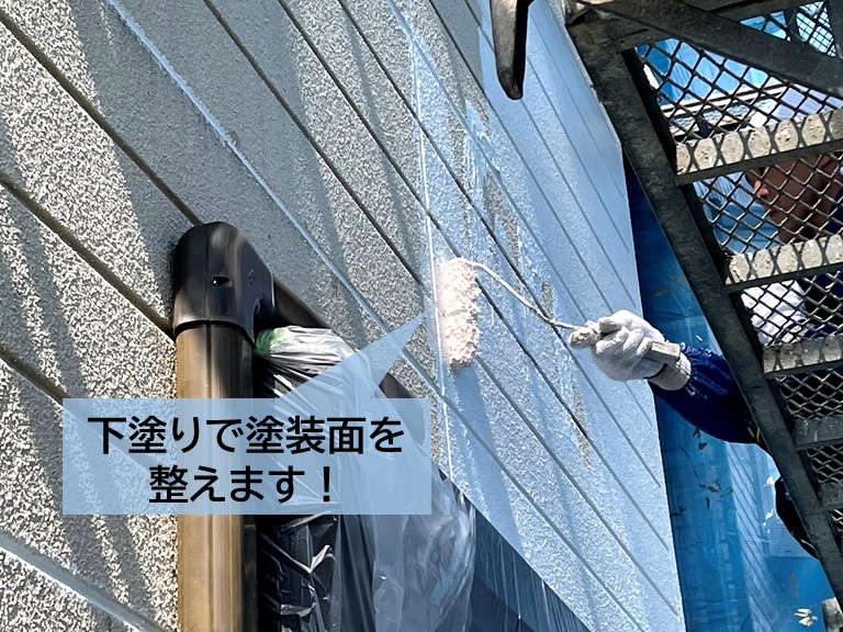 高石市の外壁を下塗りして塗装面を整えます