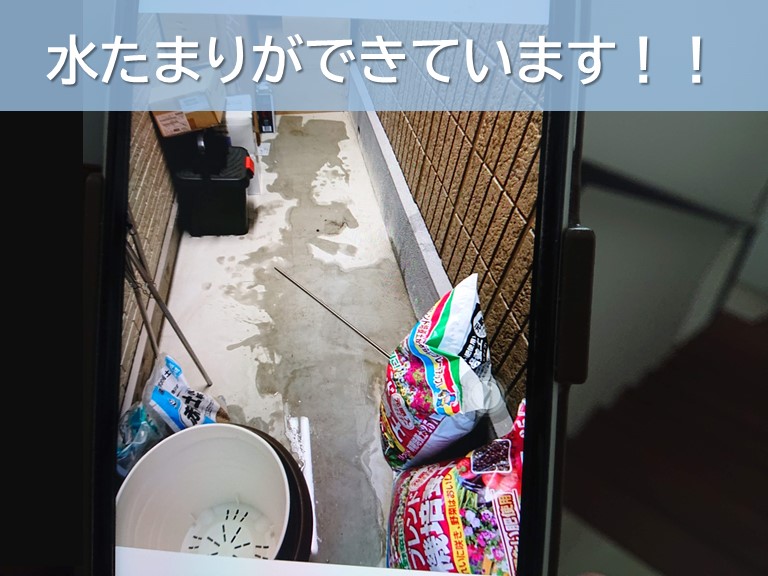 高石市の雨漏りの影響で水たまりができています