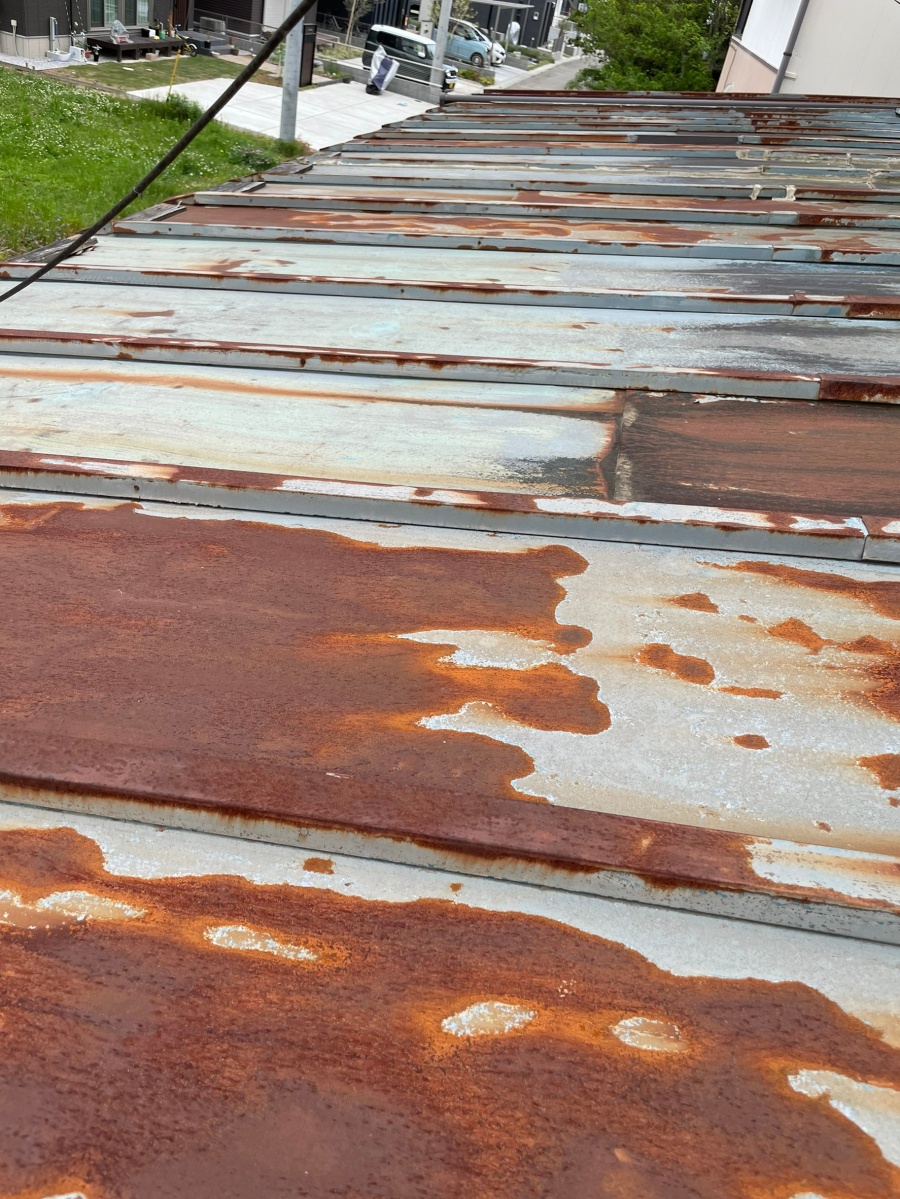 錆びた瓦棒下屋根