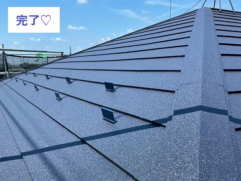 ⑤ 棟板金の仕上げ  今回の現場では、耐久性の高いスーパーガルテクトを使用しました✨