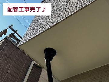 排水管設置のため一度軒天を剥がしましたが、張り替えと塗装を行い綺麗に仕上げました。 見えない部分の排水設備も正常に機能するようになり、雨漏りの心配も解消されています。