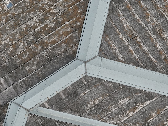 カバー工法前の棟板金