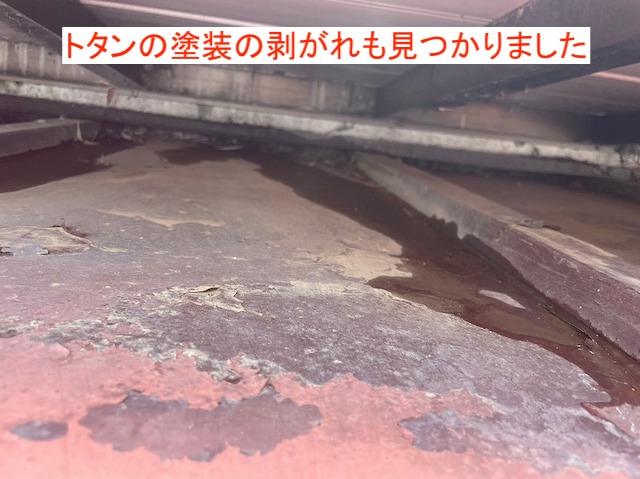 塗装が剥がれたトタン屋根