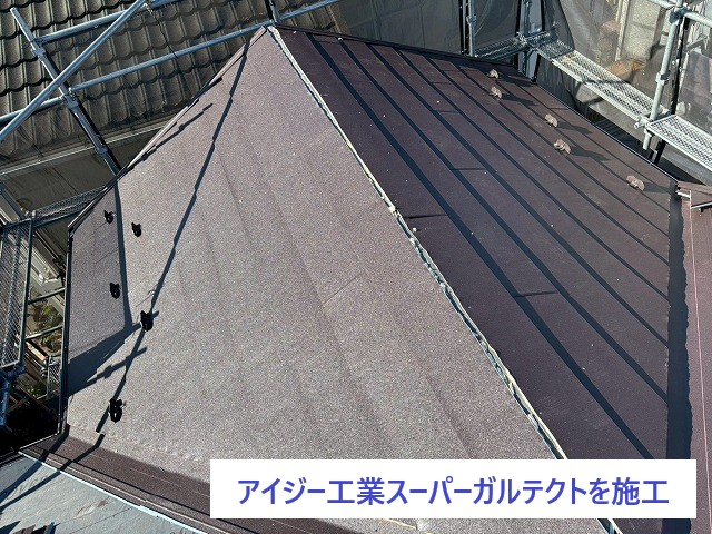 新規屋根材はアイジー工業スーパーガルテクトを使用します♪