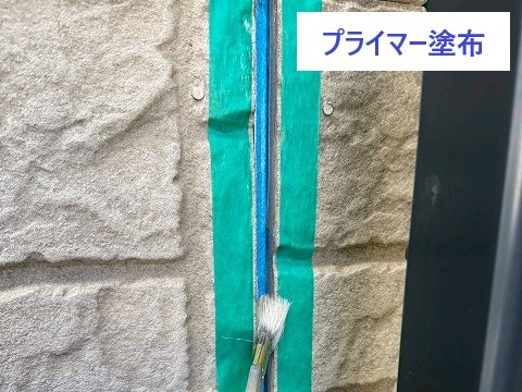 今回の現場で私たちが最も気になったのはベランダではなくコーキングでした。  ベランダのトップコートは確かに色あせていましたが、防水層そのものには大きな異常は見られませんでした。 しかしコーキングは見た目以上に硬化が進行しており、防水性能の低下が始まっている状態でした。  雨漏りというと屋根を想像される方が多いですが、☔外壁目地☔サッシまわり☔取り合い部分から雨水が侵入するケースもあります。  だからこそ今回はコーキング補修を優先してご提案しました。