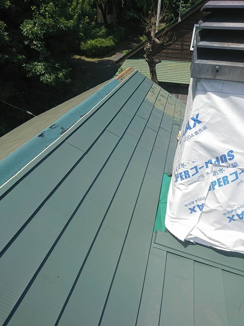 屋根カバー工法施工中全景