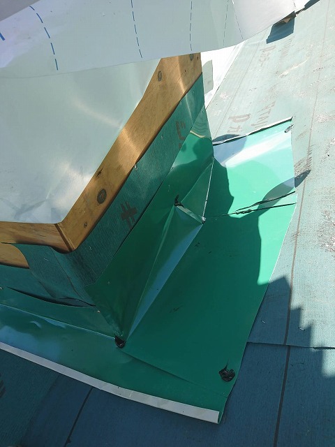 煙突部分捨て板金施工