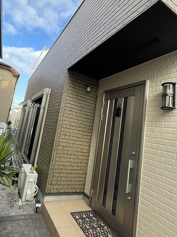 玄関　正面の外壁塗装