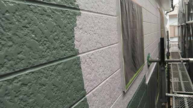 外壁中塗り施工