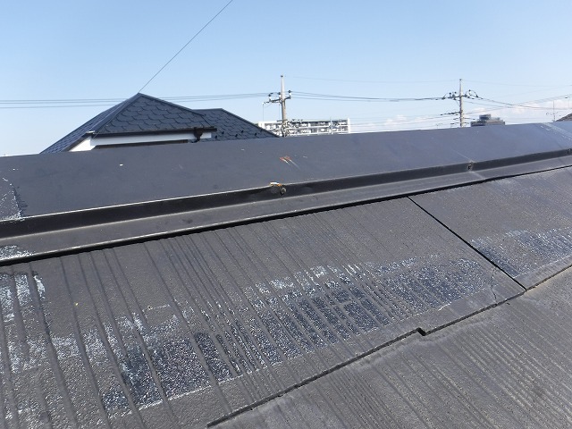 浮いていると指摘された棟板金