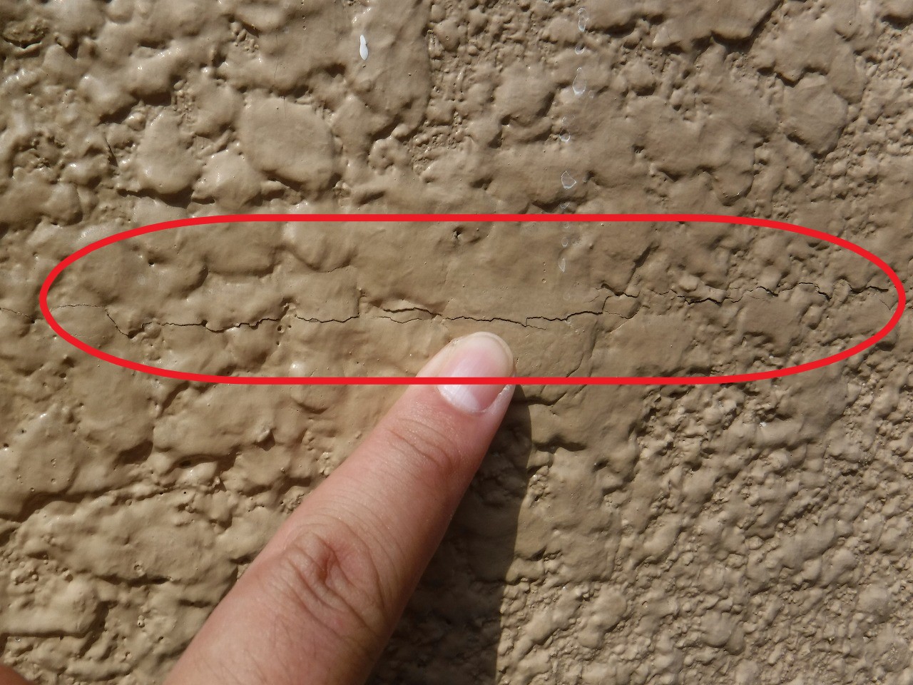 ヒビの入った外壁