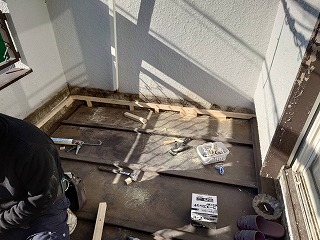 新規ベランダ下地組み