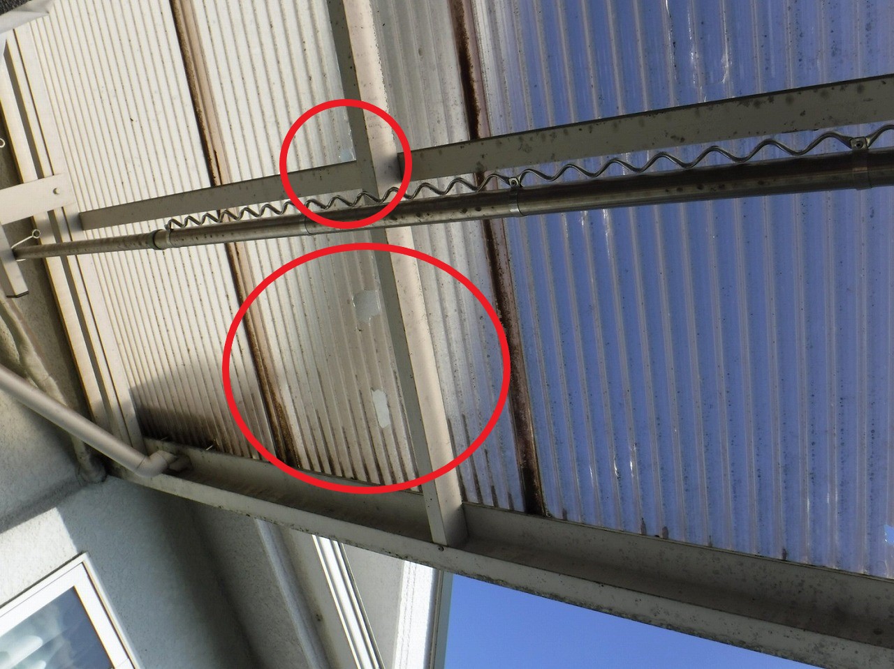 穴の開いた波板