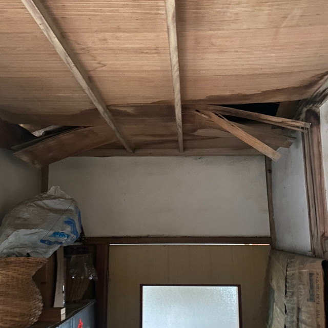 縁側廊下の雨漏り　奥