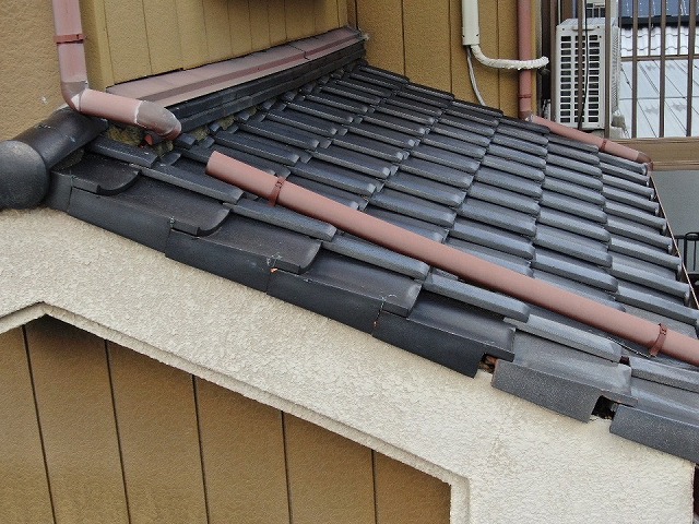 下屋根の瓦のズレ