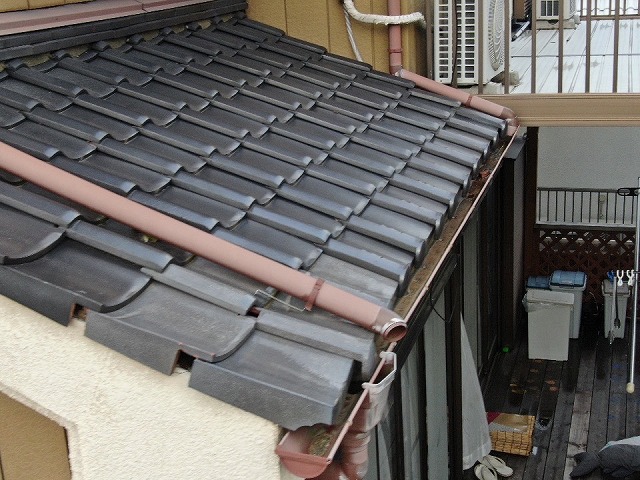 下屋根の瓦ずれ