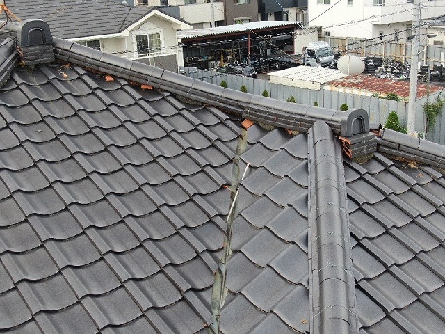 棟瓦が崩れた現状