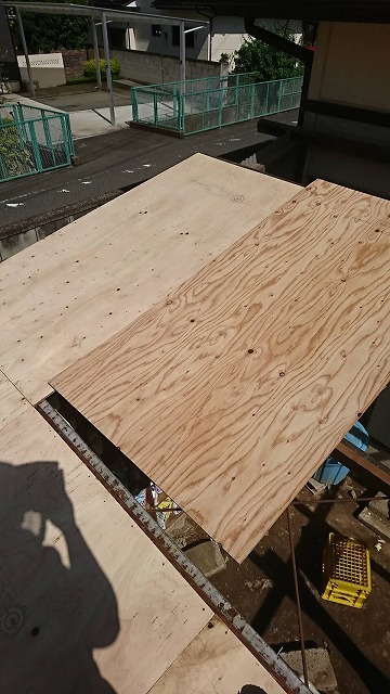 倉庫の屋根野地貼