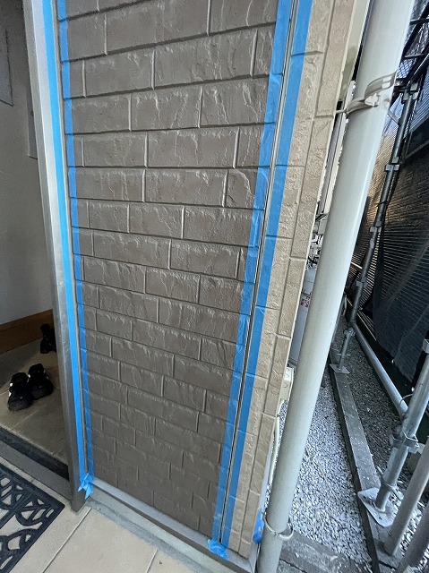 玄関前　コーキングテープ