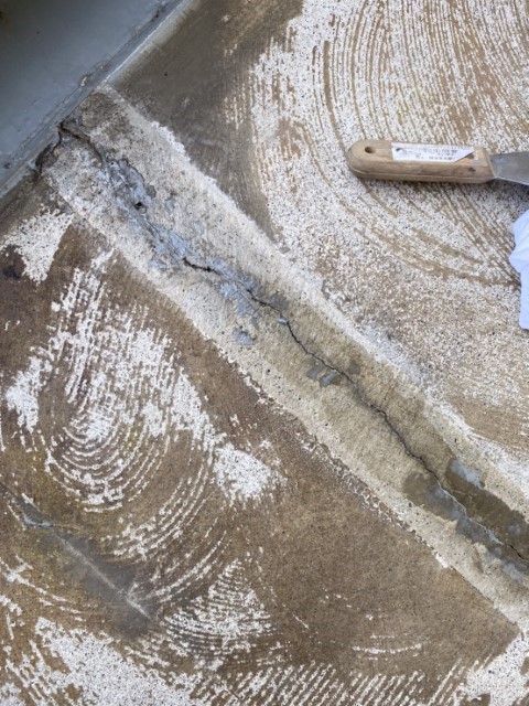 長尺シート下のクラック補修