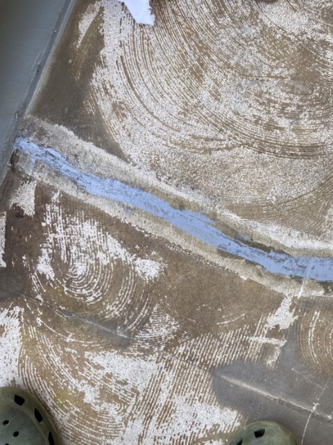 長尺シート下のクラック補修コーキング