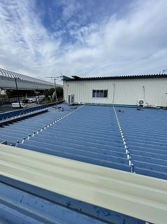 屋根材荷揚げ後の屋根